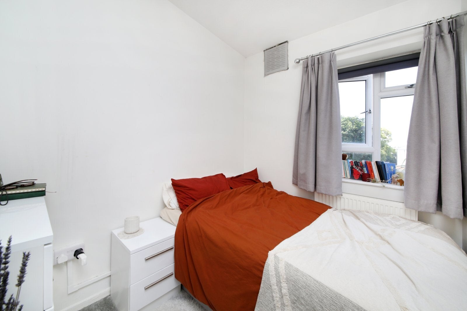 Flat Thornton Road in Greater London
