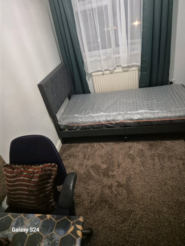 Room Fleetwood Road in Slough