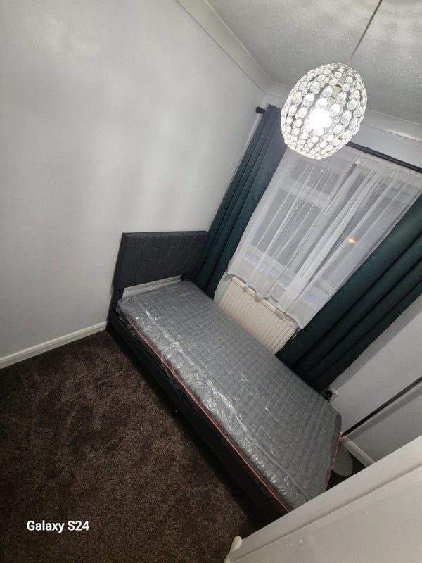 Room Fleetwood Road in Slough