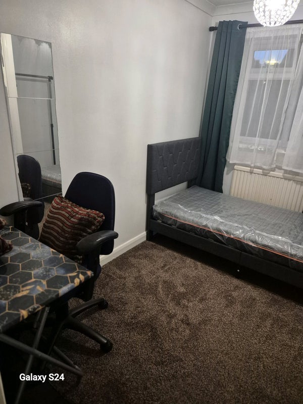 Room Fleetwood Road in Slough