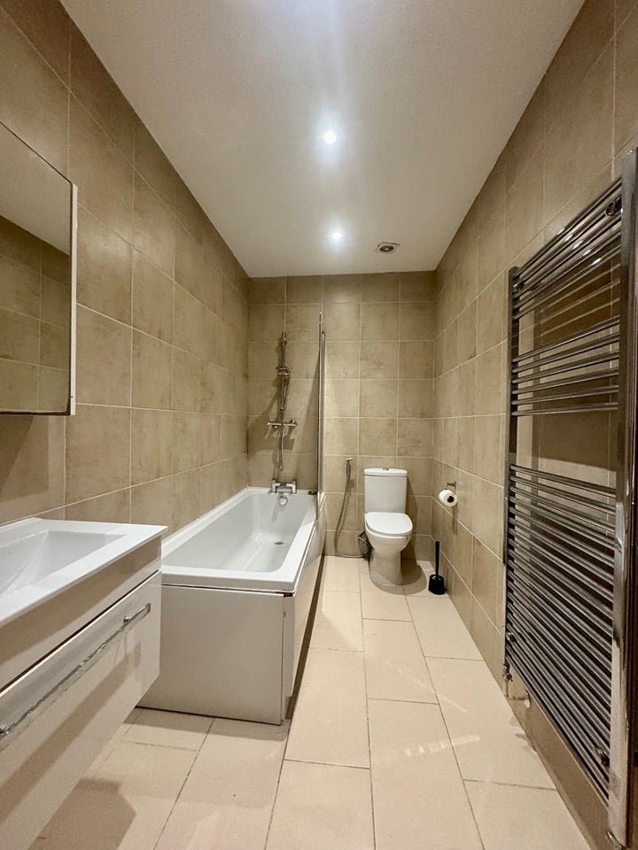 Flat Haydons Road in Greater London
