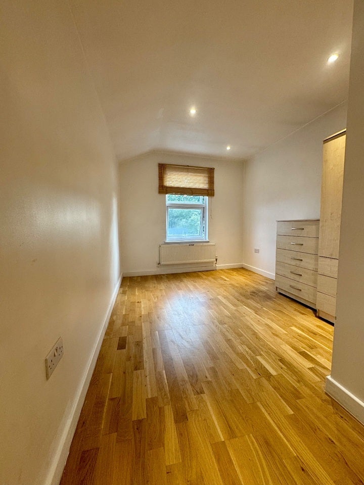 Flat Haydons Road in Greater London