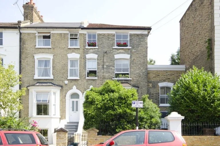 Flat Greenwood Road in Greater London