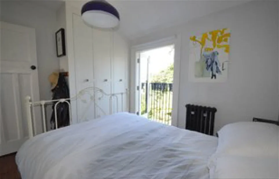 Flat Greenwood Road in Greater London