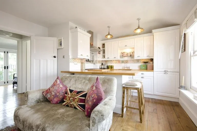 Flat Greenwood Road in Greater London