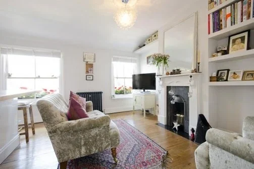 Flat Greenwood Road in Greater London