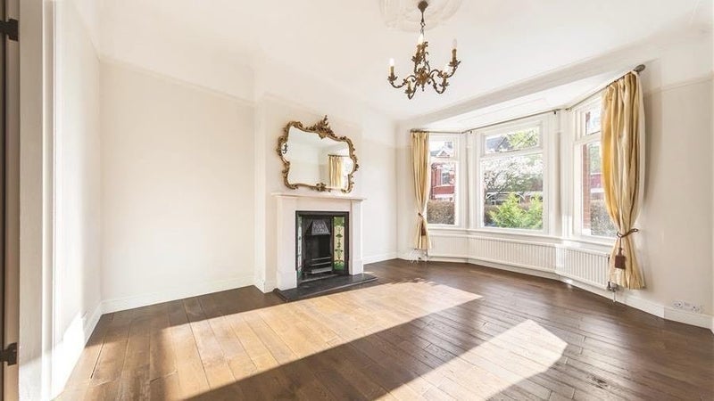 Room Braemar Avenue in Greater London