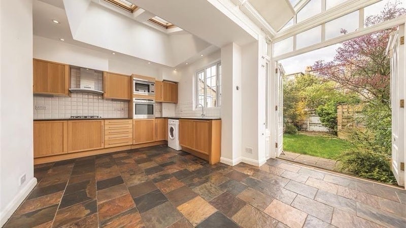 Room Braemar Avenue in Greater London