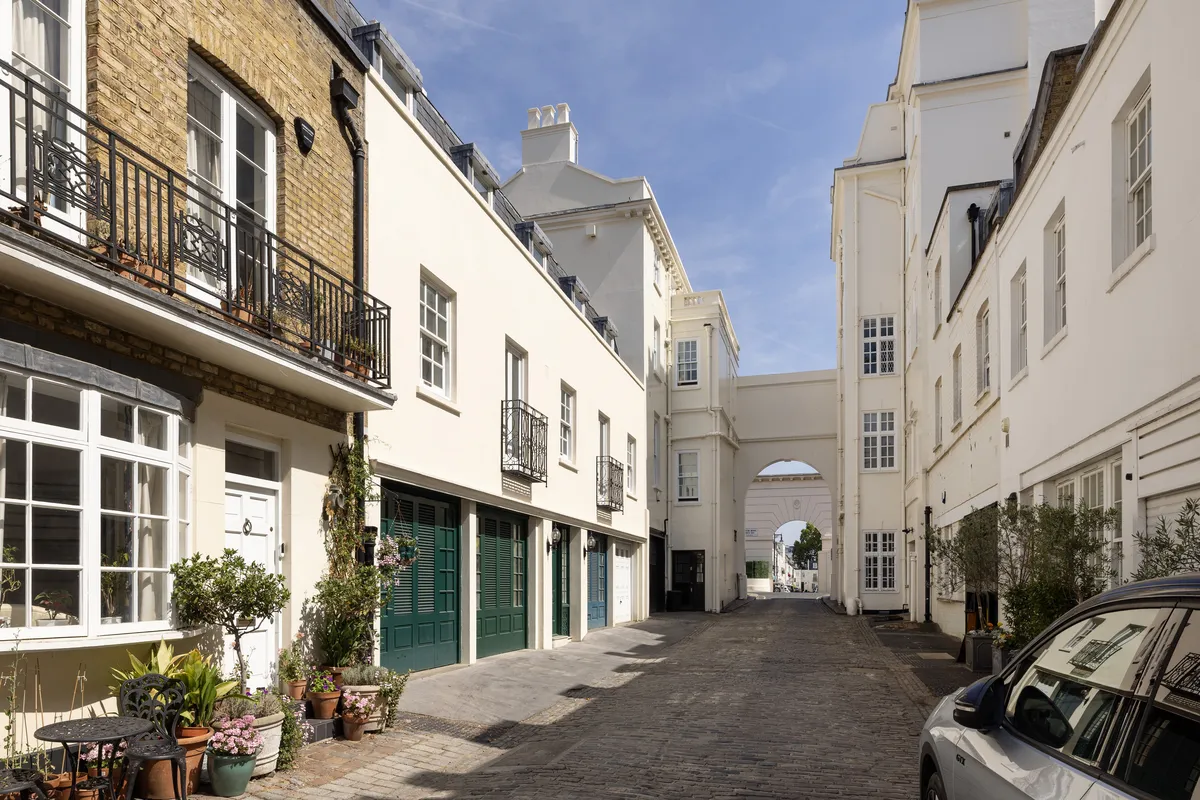 House Eaton Mews North in City of Westminster