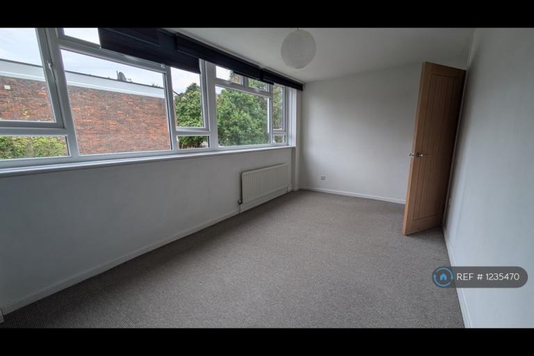 Room Chatham Road in Greater London