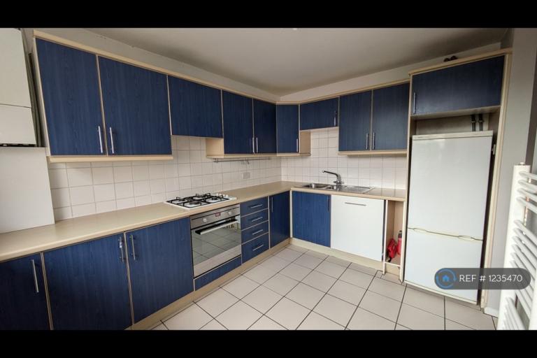 Room Chatham Road in Greater London