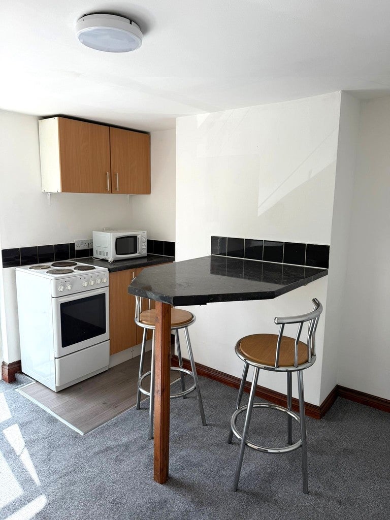 Flat Hillcrest Avenue in Leeds