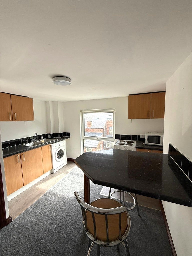 Flat Hillcrest Avenue in Leeds