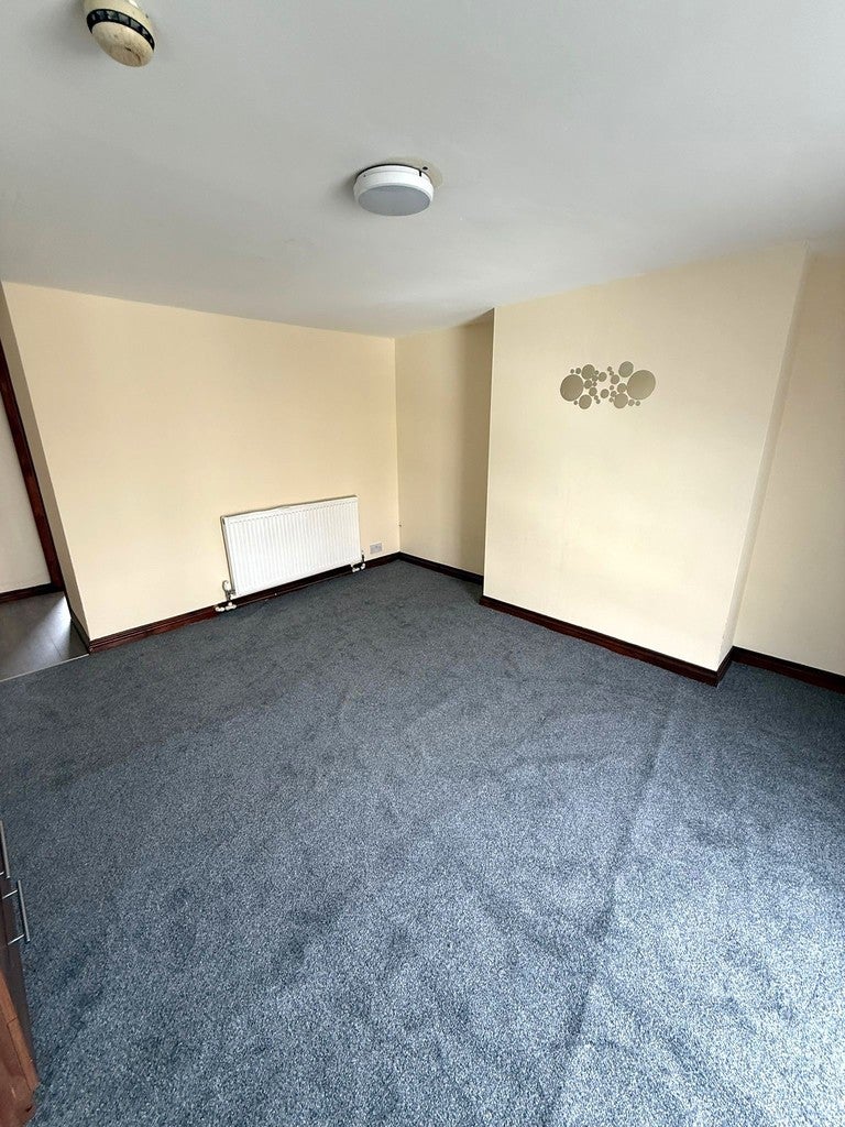Flat Hillcrest Avenue in Leeds