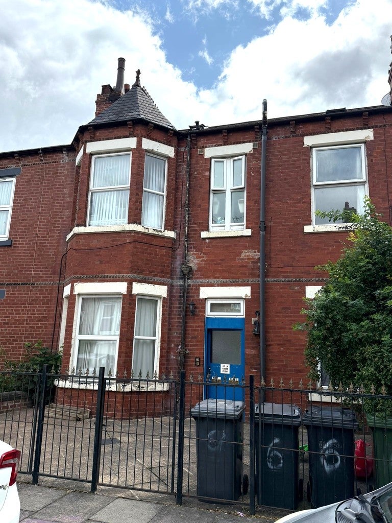 Flat Hillcrest Avenue in Leeds