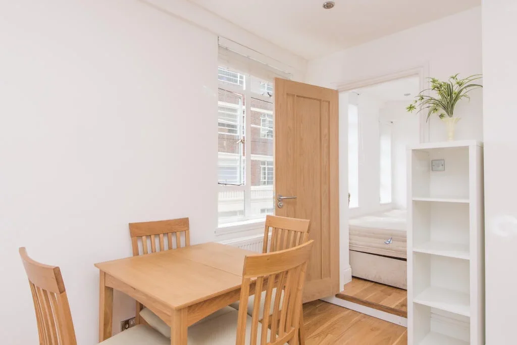 Flat Sloane Avenue in Greater London