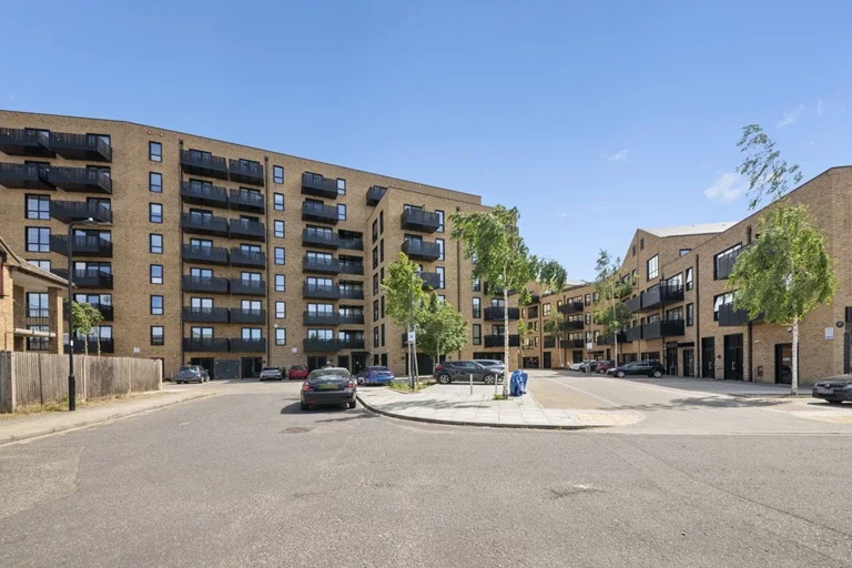 Flat Middle Road in Greater London