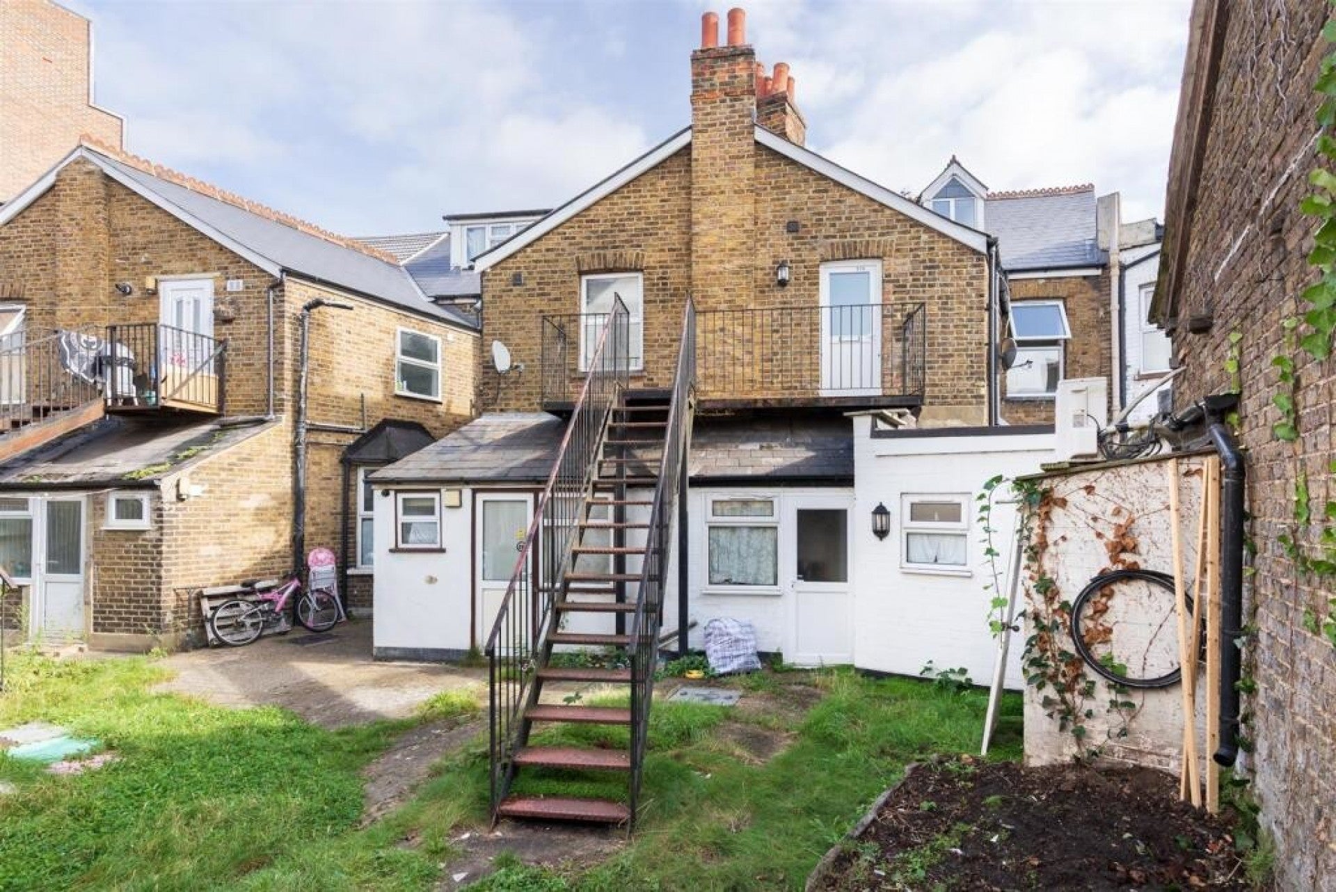 Flat Woodthorpe Road in Borough of Spelthorne