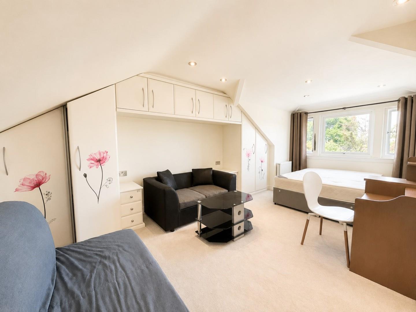 Flat Womersley Road in Greater London