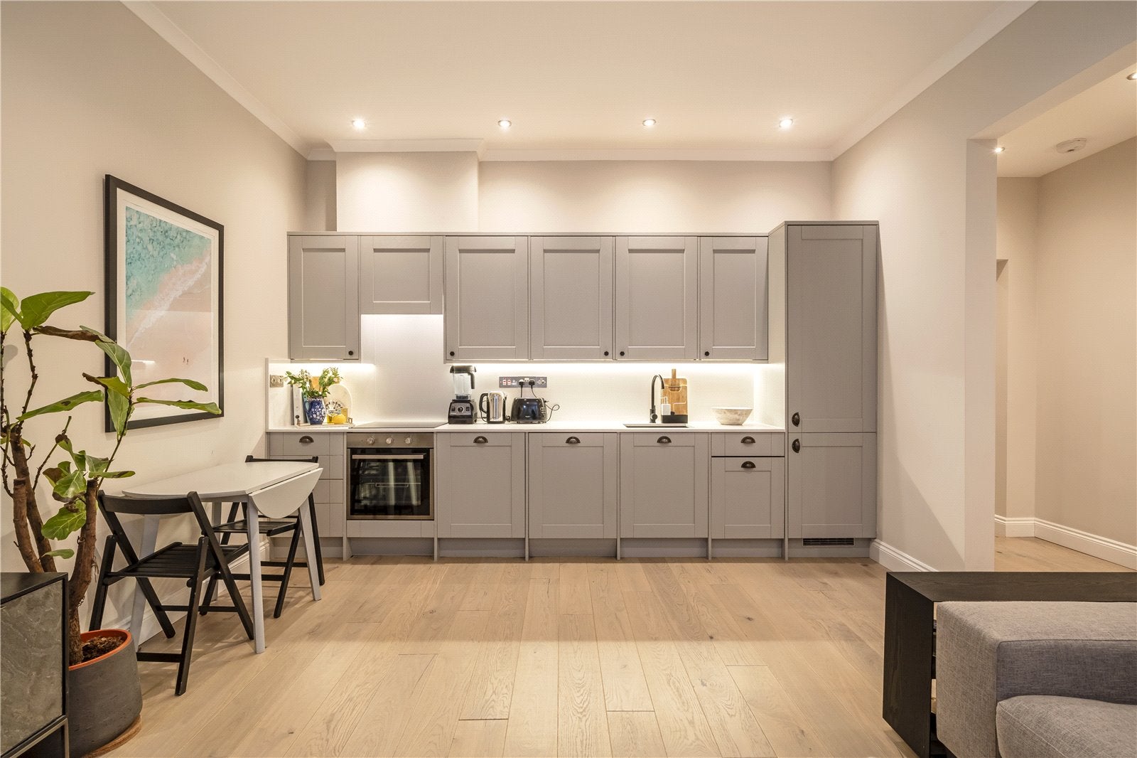 Flat Linden Gardens in Greater London