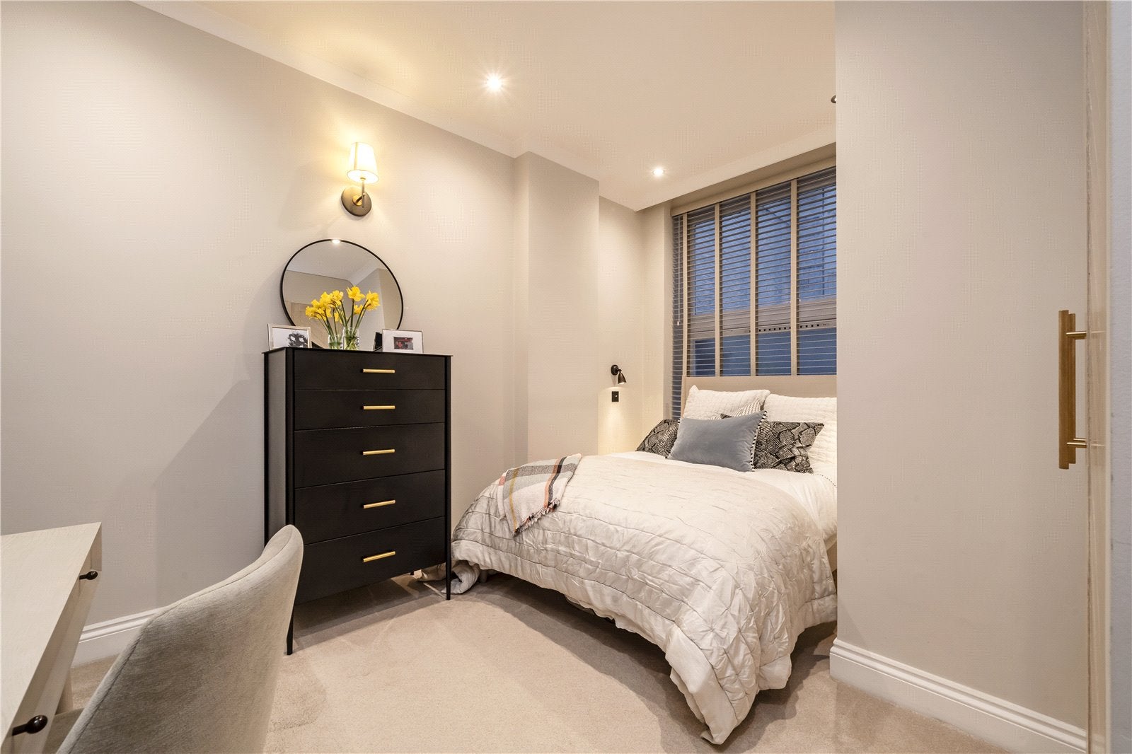 Flat Linden Gardens in Greater London