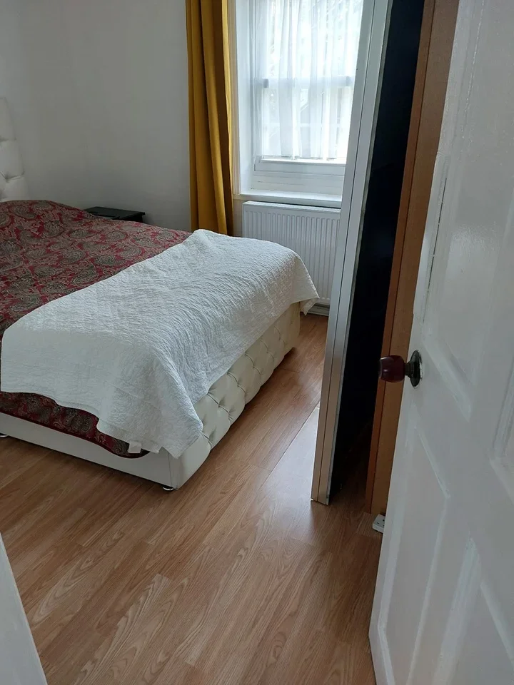 Flat Taylor's Green in Greater London