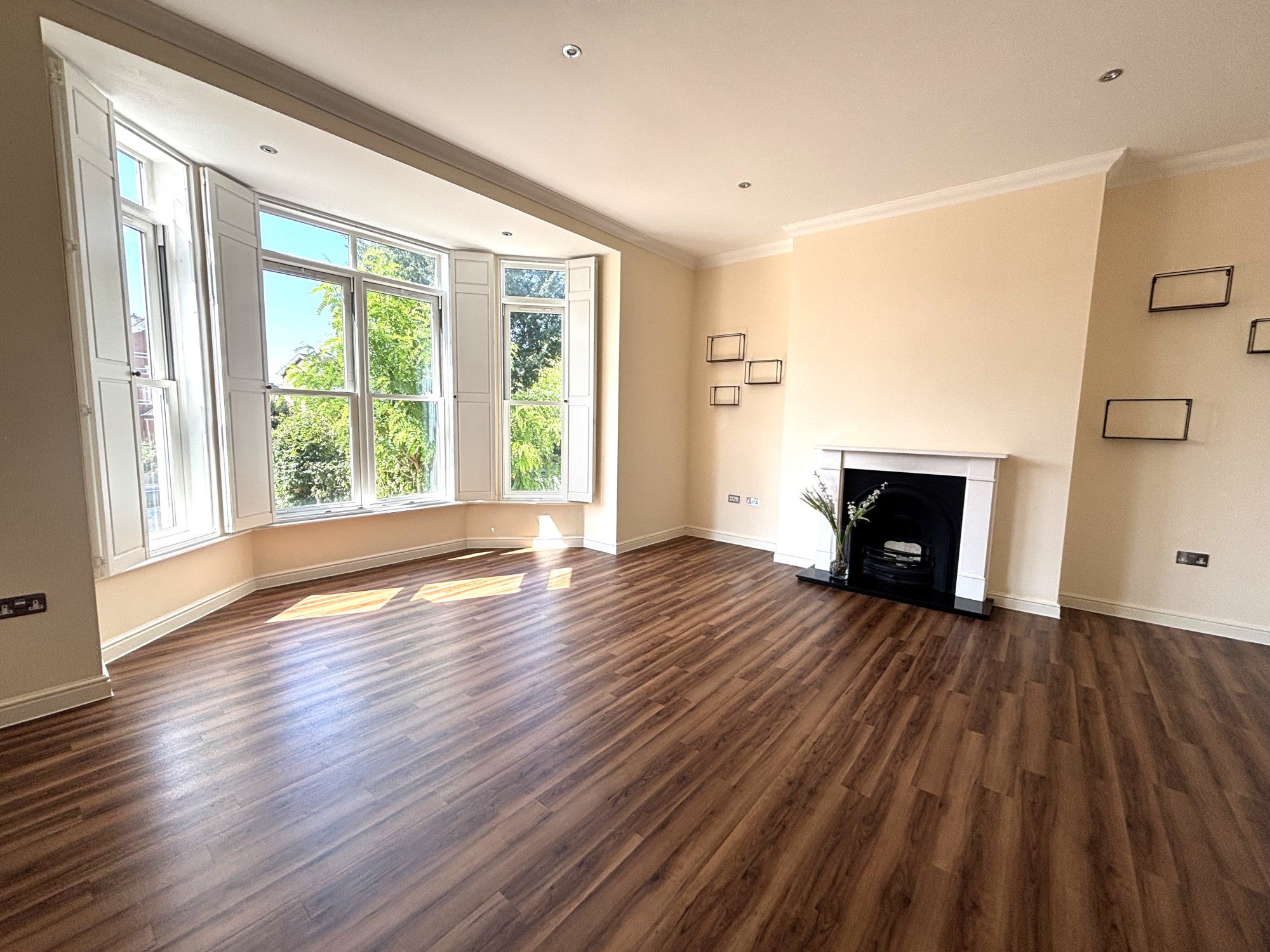 Flat Marian Gardens in Greater London