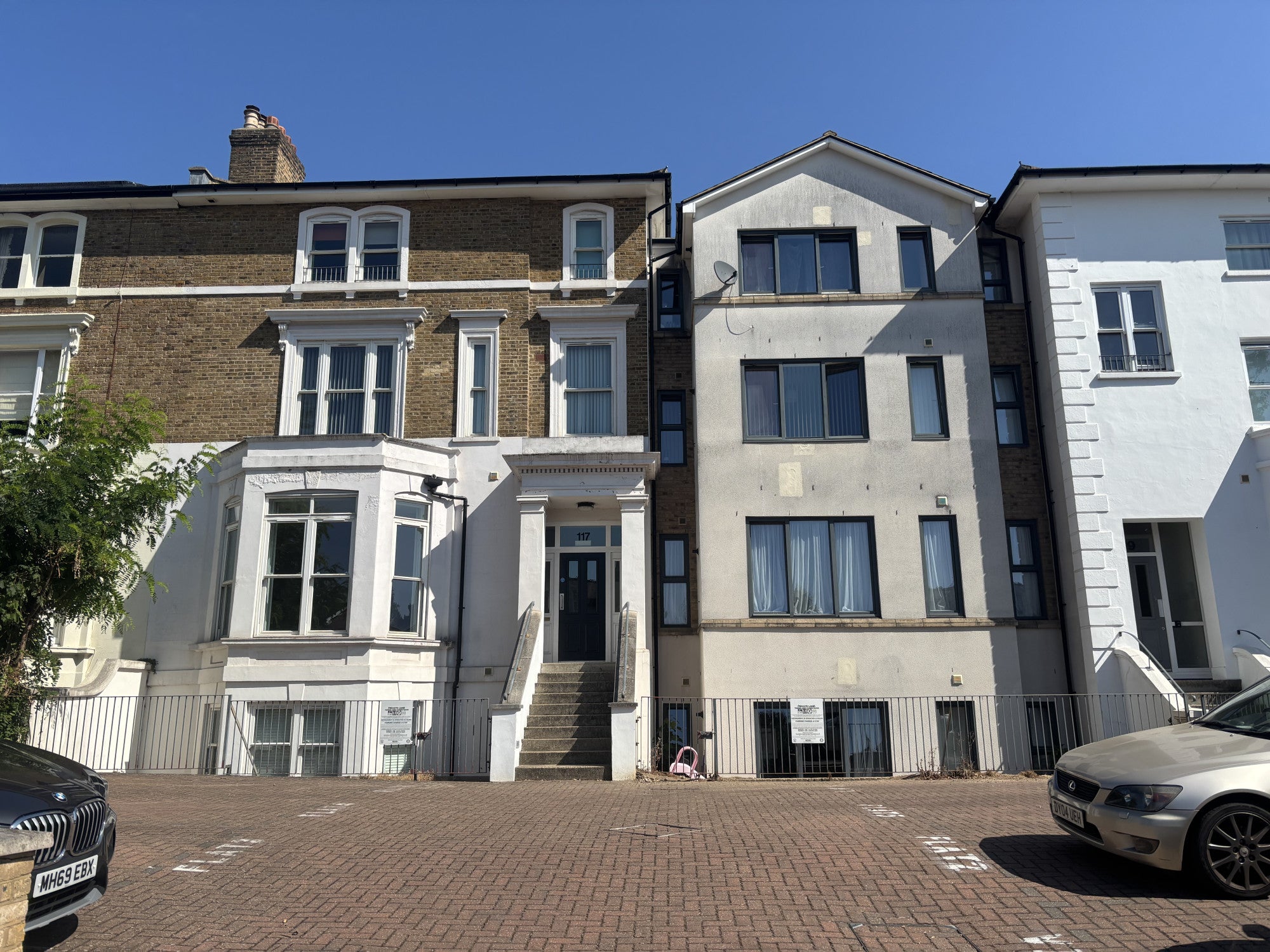 Flat Marian Gardens in Greater London