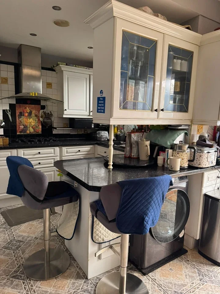 Room Paulhan Road in Greater London