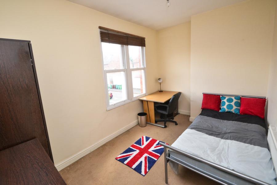 Room Dunkirk Road in Nottingham