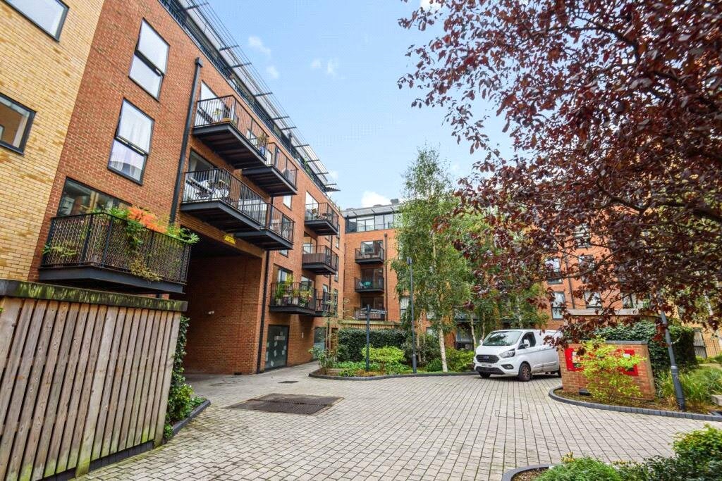 Flat Coldharbour Lane in Greater London