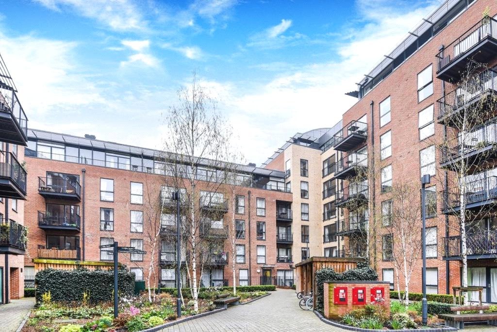 Flat Coldharbour Lane in Greater London