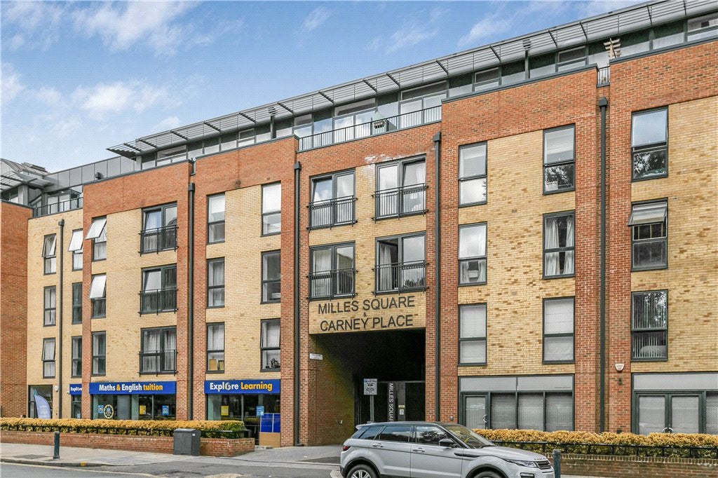 Flat Coldharbour Lane in Greater London