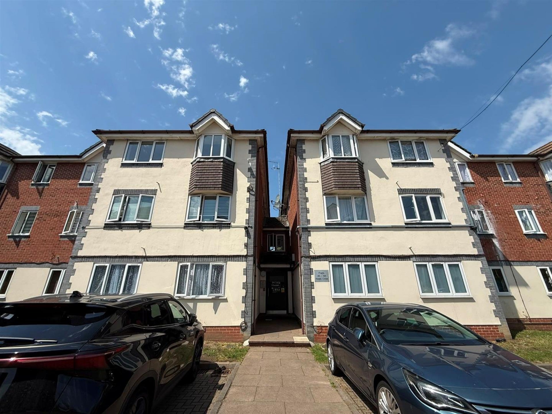 Flat Percy Gardens in Greater London