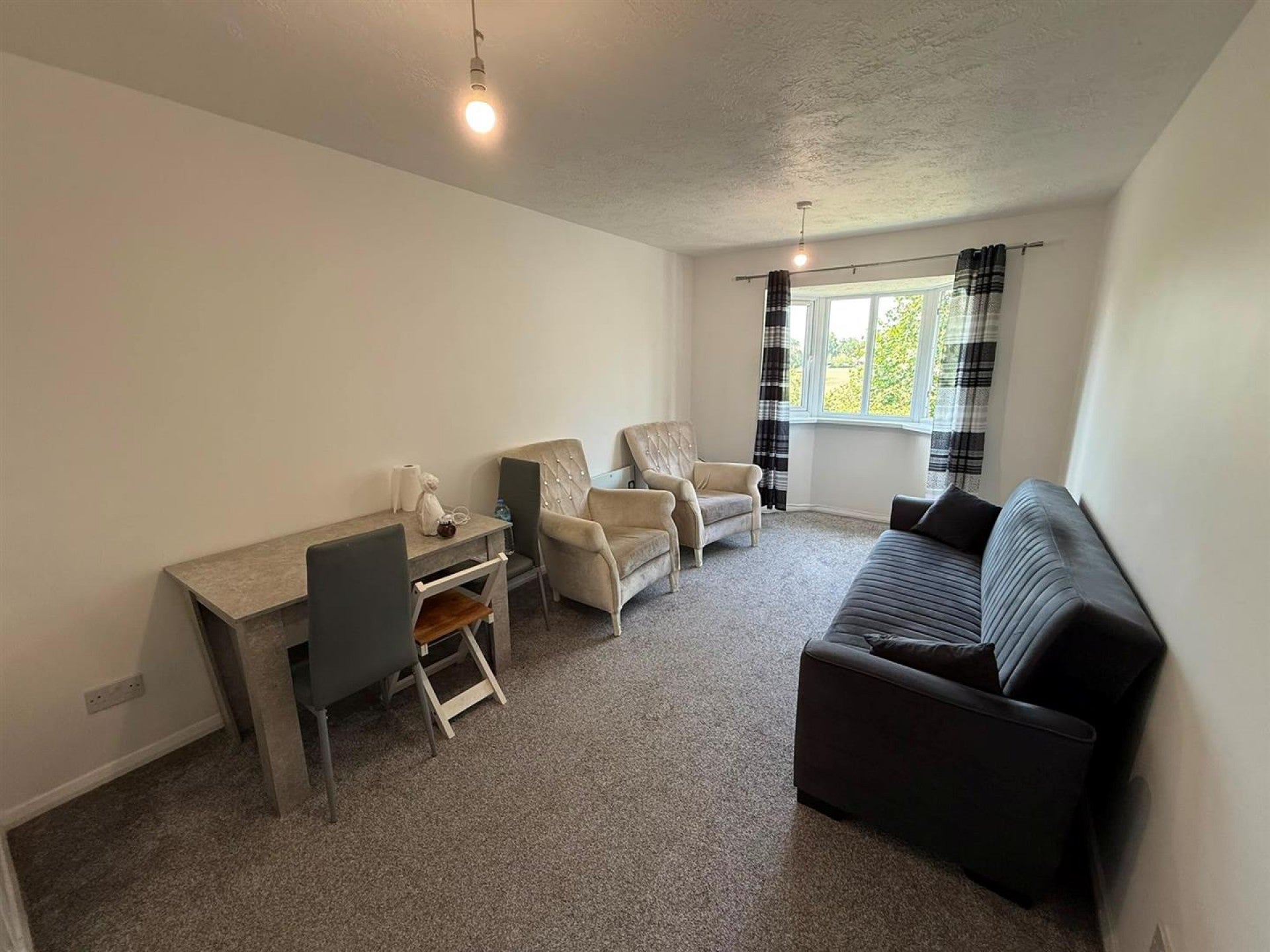 Flat Percy Gardens in Greater London