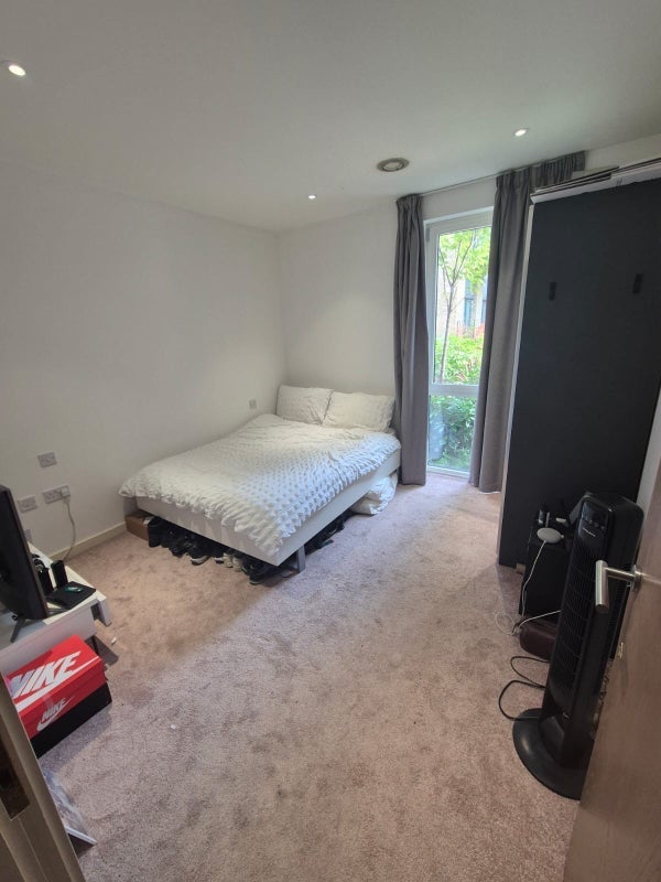 Room Devan Grove in Greater London