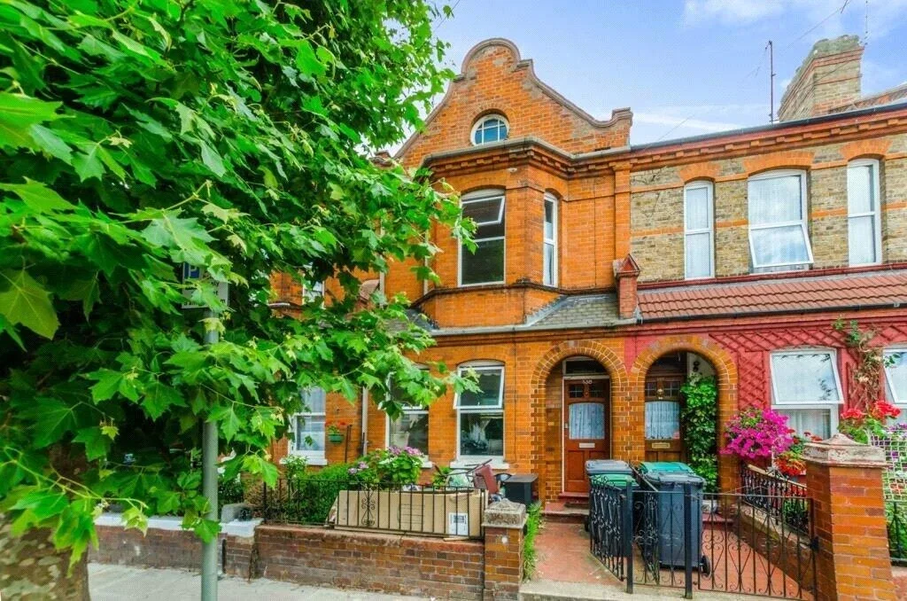House Lymington Avenue in Greater London