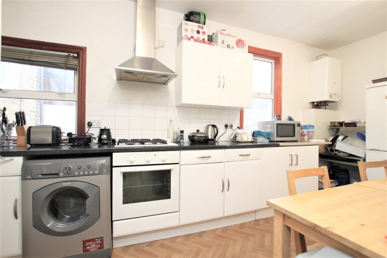 Room Mansfield Road in Greater London