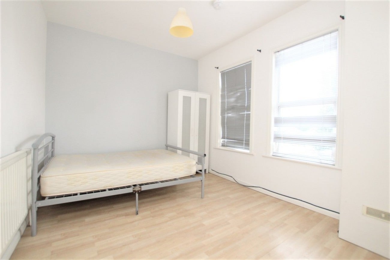 Room Mansfield Road in Greater London