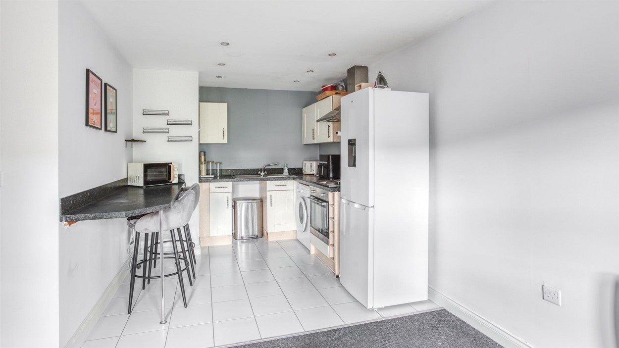 Flat Peckerdale Gardens in Derby