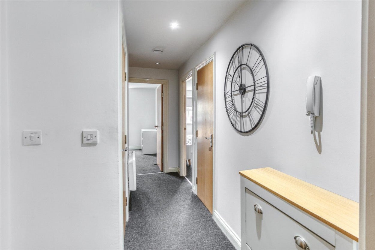 Flat Peckerdale Gardens in Derby