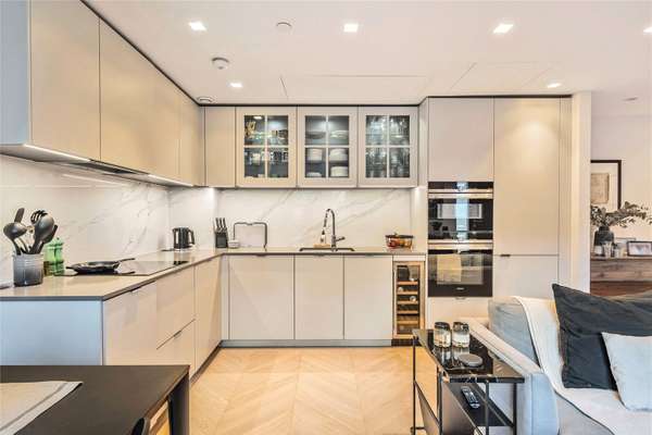 Flat Kidderpore Avenue in Greater London