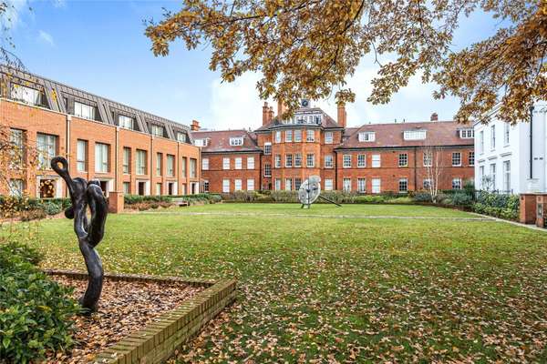 Flat Kidderpore Avenue in Greater London