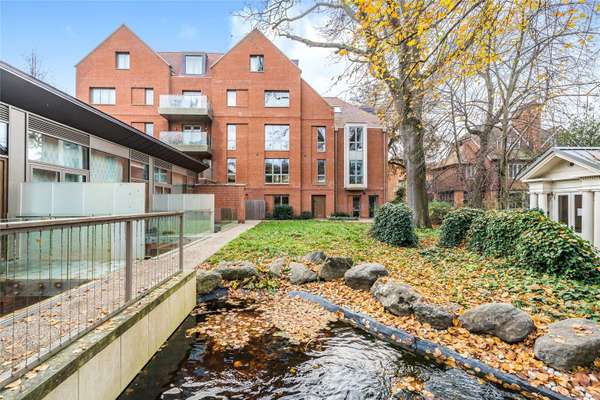 Flat Kidderpore Avenue in Greater London