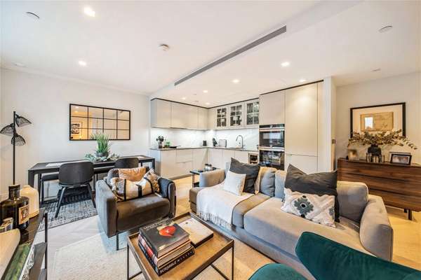 Flat Kidderpore Avenue in Greater London