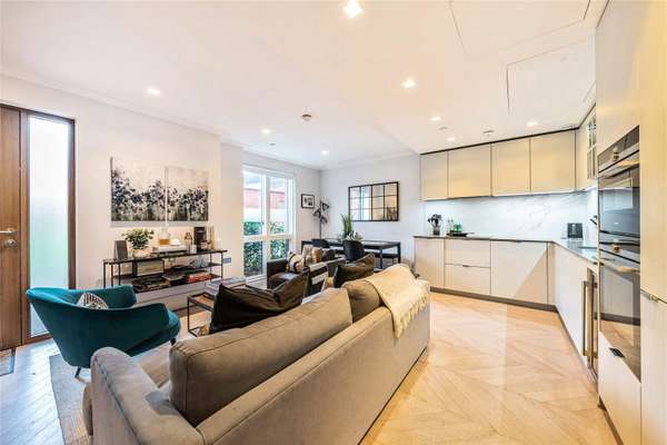 Flat Kidderpore Avenue in Greater London