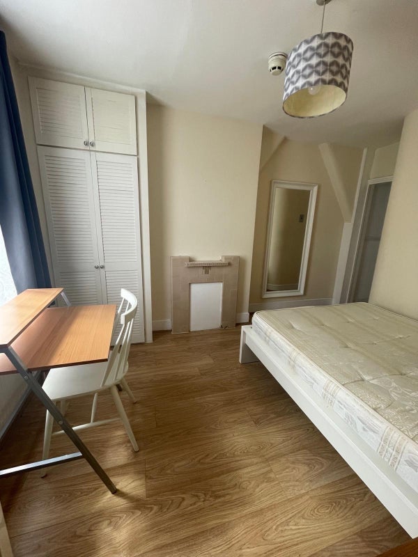 Room Warham Road in Greater London