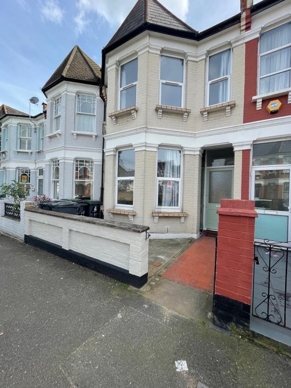 Room Warham Road in Greater London