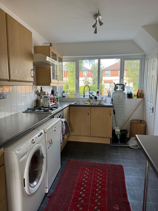 Room Whitchurch Road in Manchester