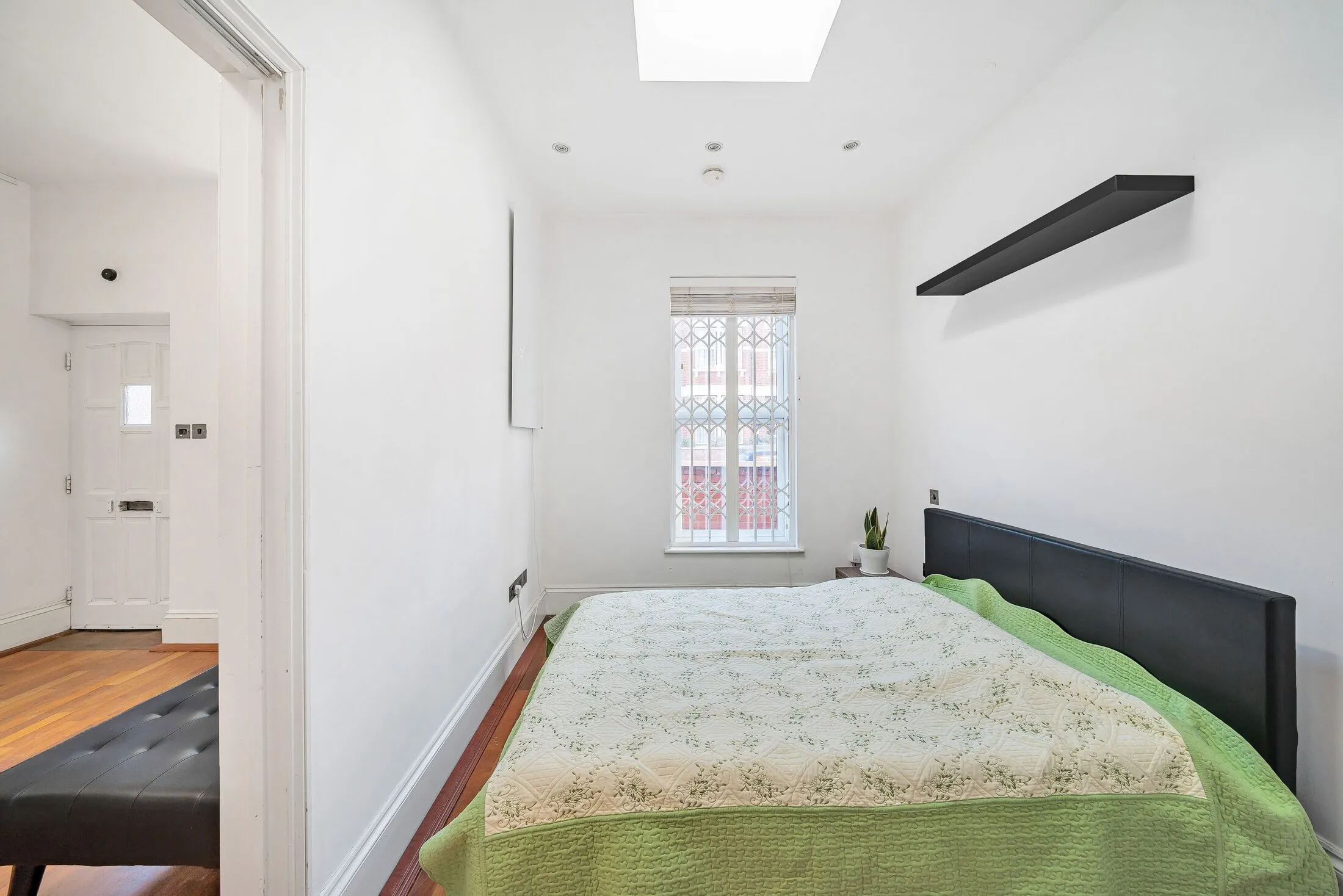 Flat Fairbridge Road in Greater London